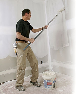 Passar-massa-corrida-com-rolo